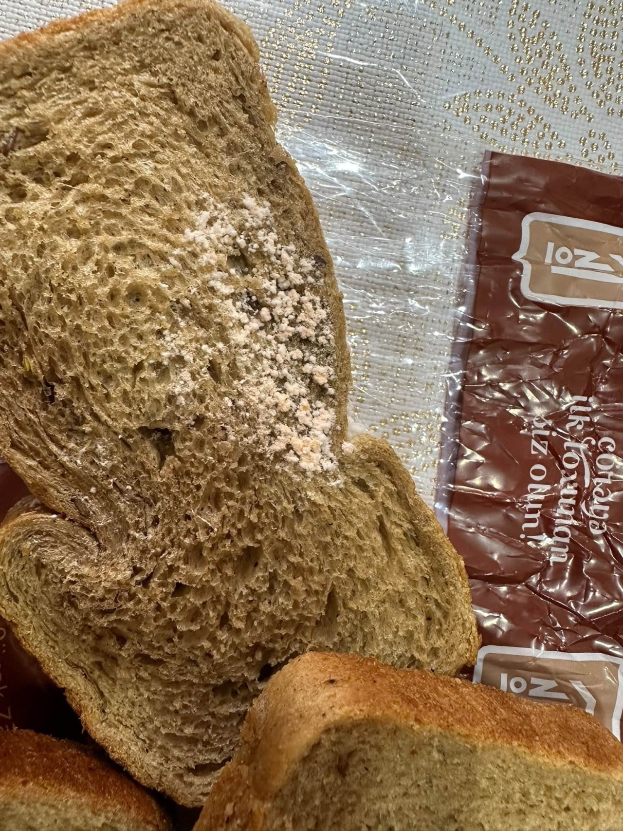 "Bolmart"dan alınan çörəkdə şübhəli ləkələr və kif aşkarlandı - FOTO
